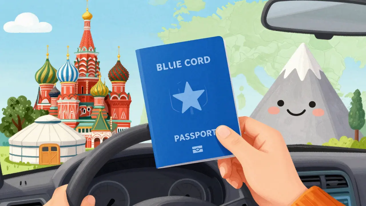 Водитель держит синюю карту страховки на фоне стилизованных достопримечательностей стран СНГ